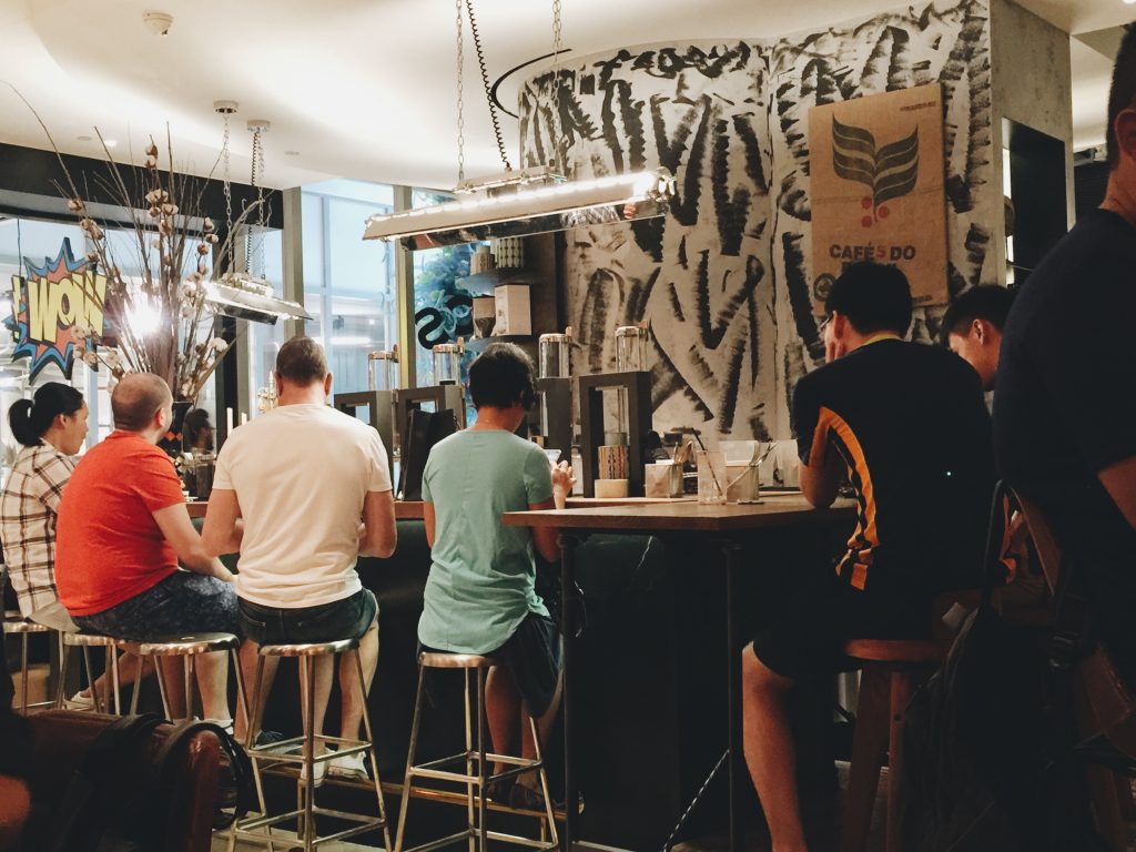 シンガポールのカフェのカウンターに座る人々