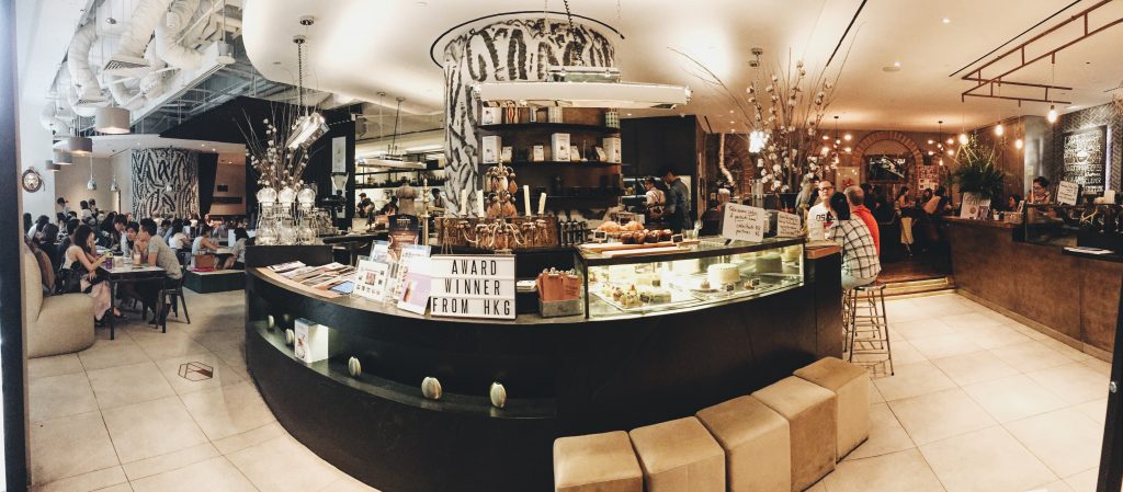 The Coffee Academics シンガポールのカフェの店内パノラマ